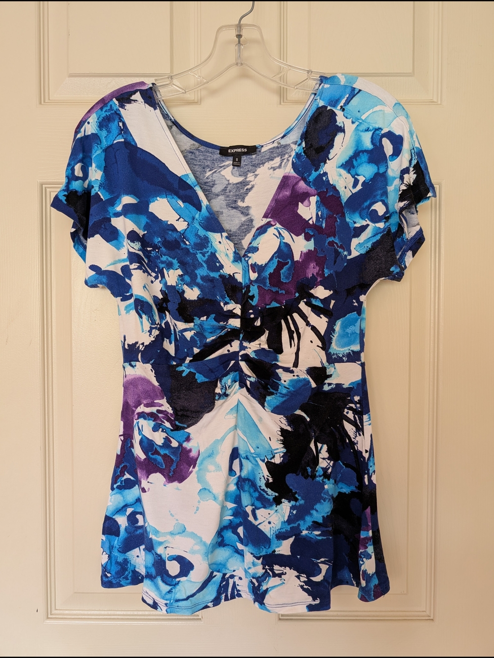 Express Stretchable Blue Abstract Print V-Neck Short Sleeve Top.